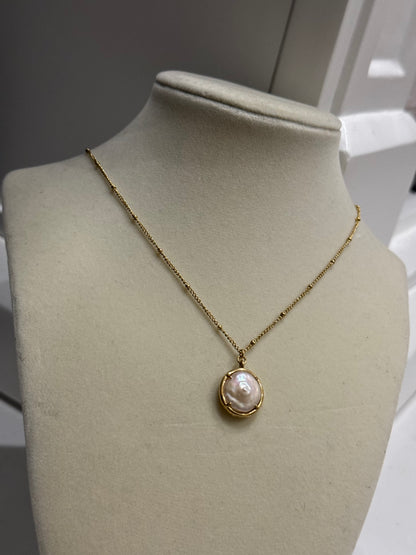 Pearl gold necklace