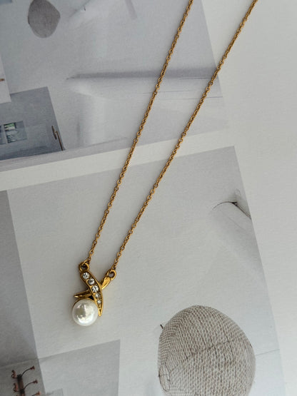 Anora pearl necklace