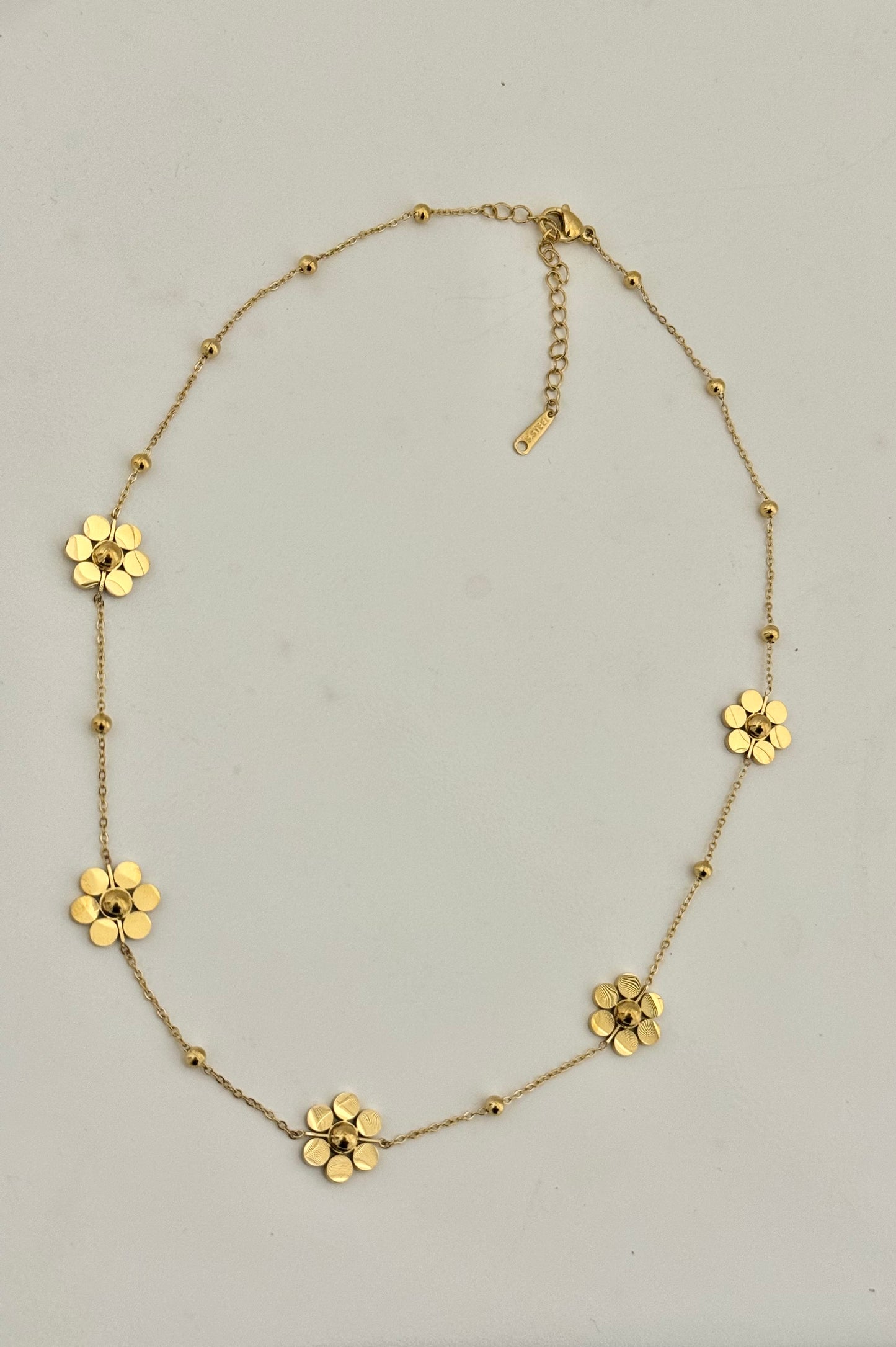 Daisy gold necklace