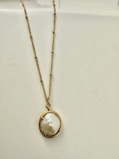 Pearl gold necklace